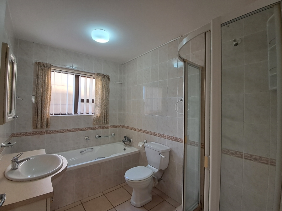 To Let 2 Bedroom Property for Rent in Wavecrest Eastern Cape